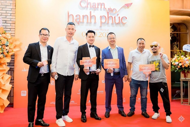 MC Phạm Hồng Phong (ảnh trái) chụp ảnh, giao lưu cùng dàn khách mời nổi tiếng.